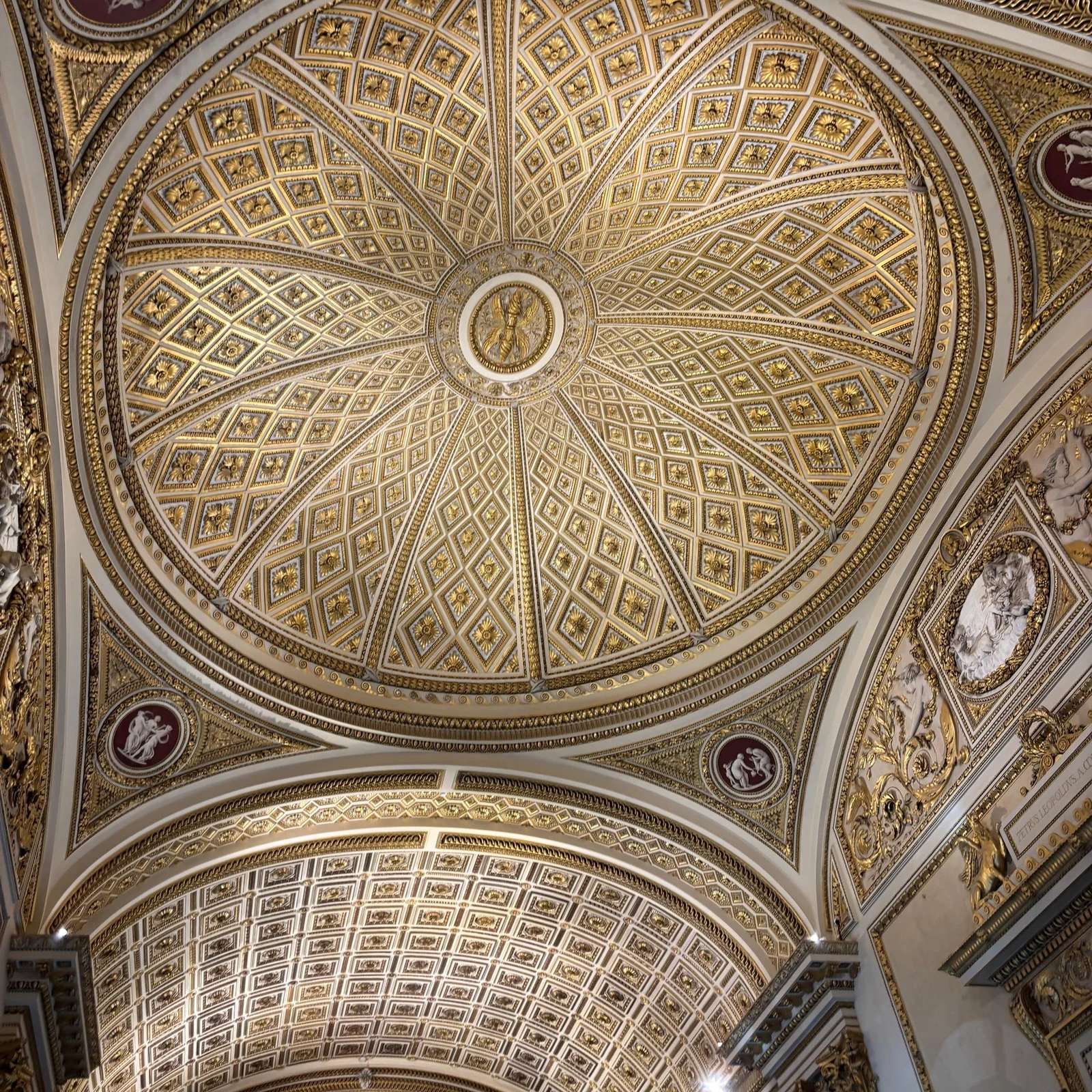 Cuatro espacios del Duomo de Florencia con una entrada
