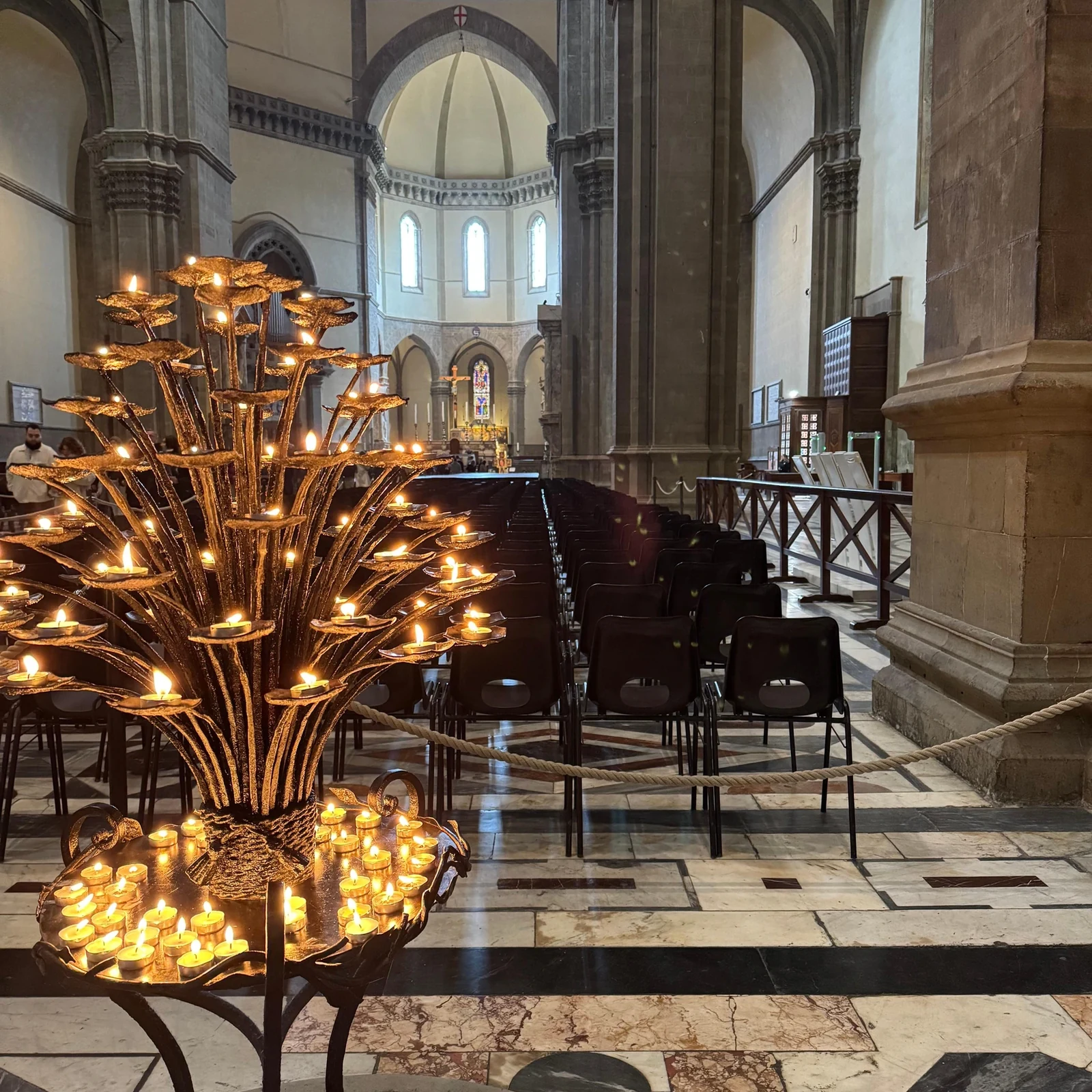 Cuatro espacios del Duomo de Florencia con una entrada