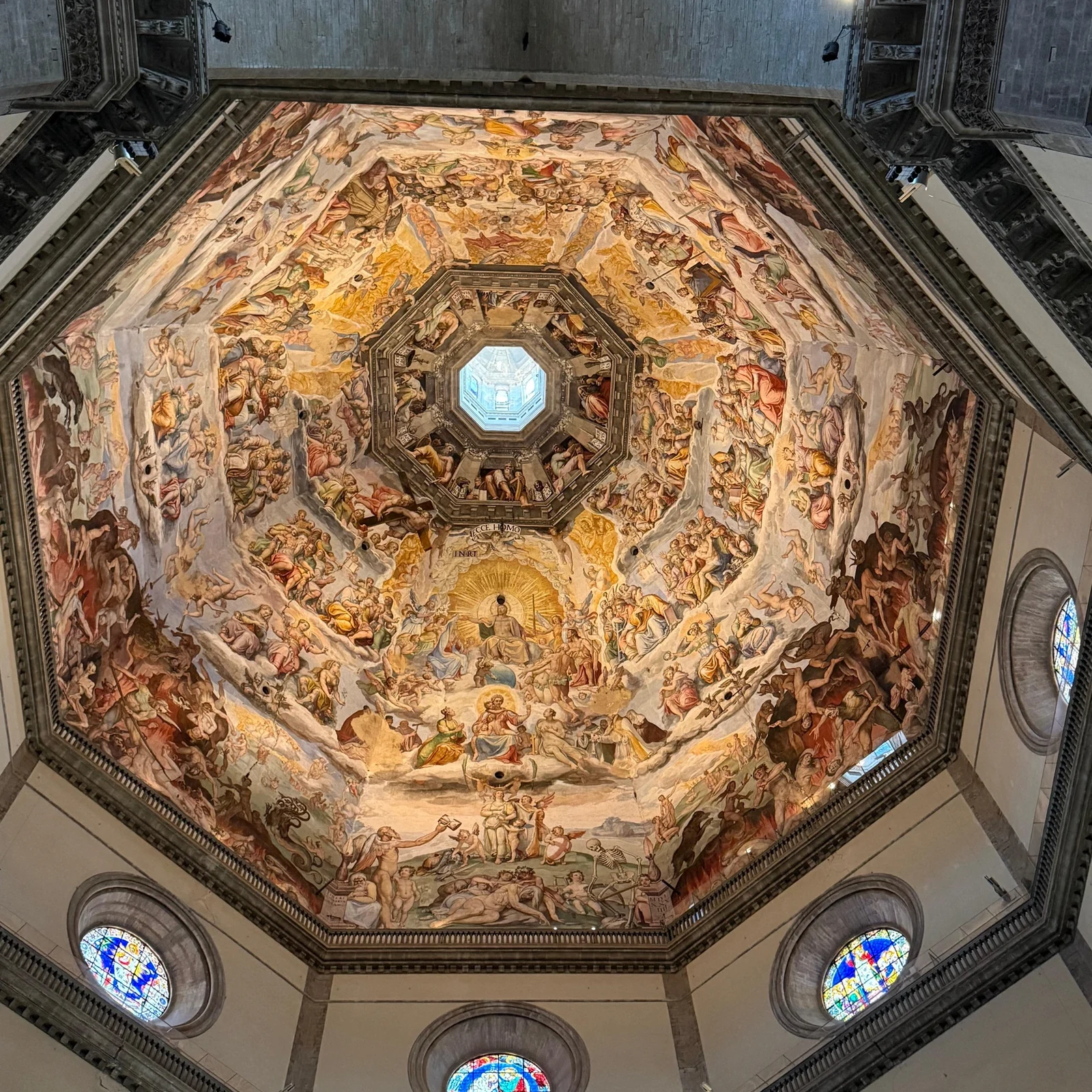 Cuatro espacios del Duomo de Florencia con una entrada