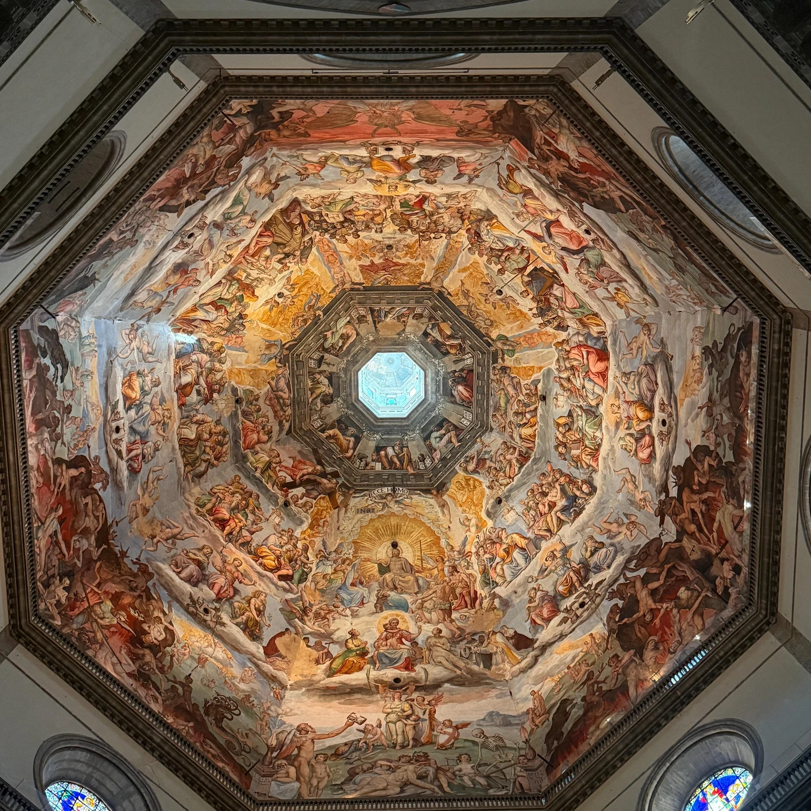 Cuatro espacios del Duomo de Florencia con una entrada
