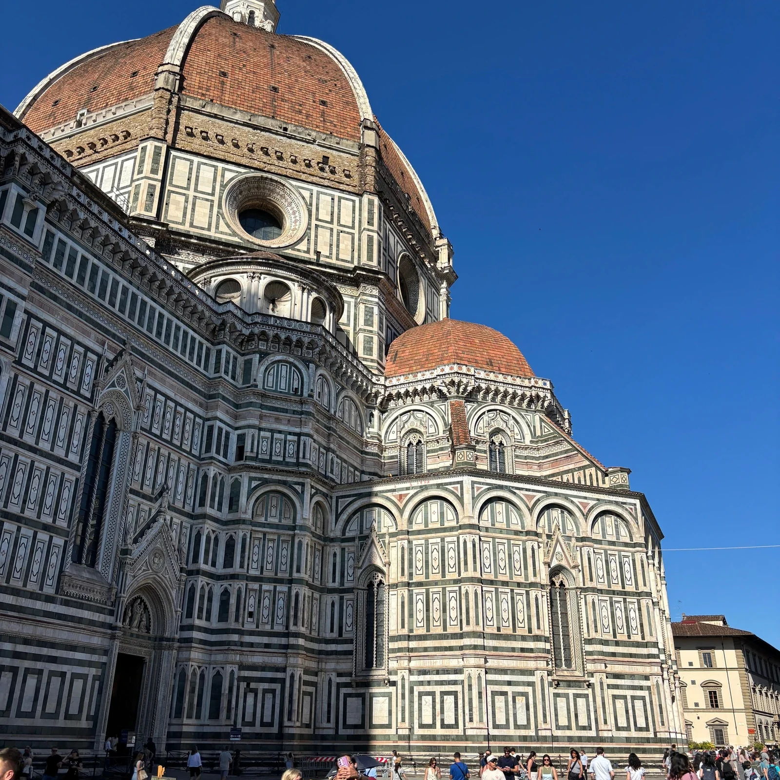 Cuatro espacios del Duomo de Florencia con una entrada