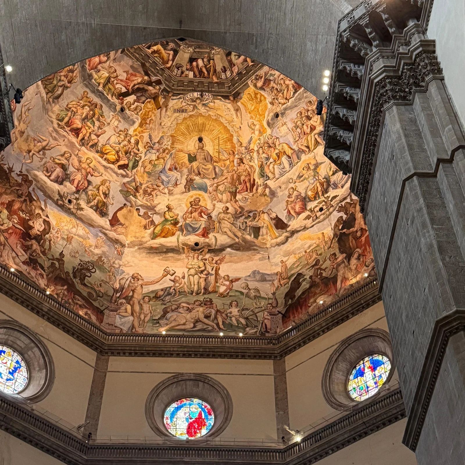 Cuatro espacios del Duomo de Florencia con una entrada
