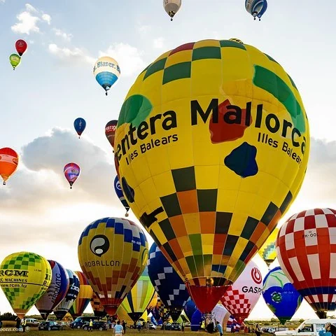 Mallorca bei Sonnenaufgang aus dem Ballon sehen
