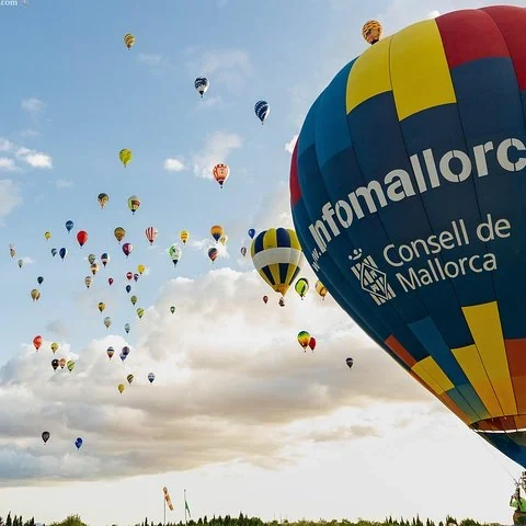 Mallorca bei Sonnenaufgang aus dem Ballon sehen