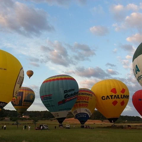 Mallorca bei Sonnenaufgang aus dem Ballon sehen