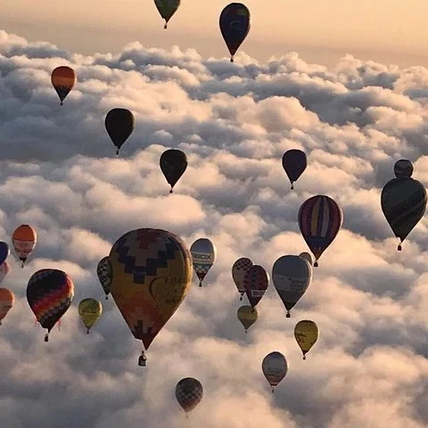 Mallorca bei Sonnenaufgang aus dem Ballon sehen