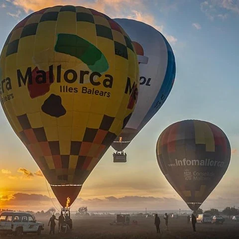 Mallorca bei Sonnenaufgang aus dem Ballon sehen