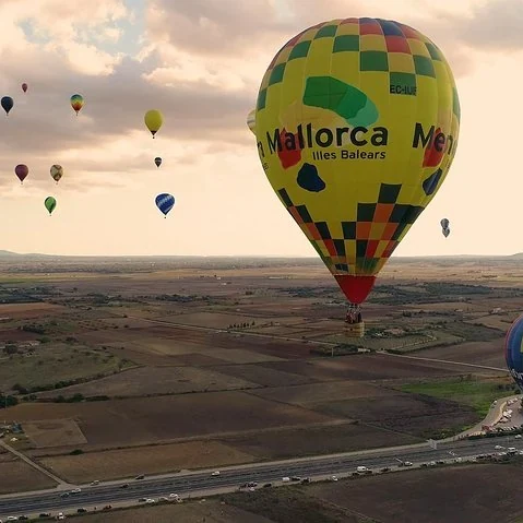 Mallorca bei Sonnenaufgang aus dem Ballon sehen
