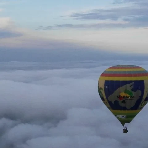 Mallorca bei Sonnenaufgang aus dem Ballon sehen