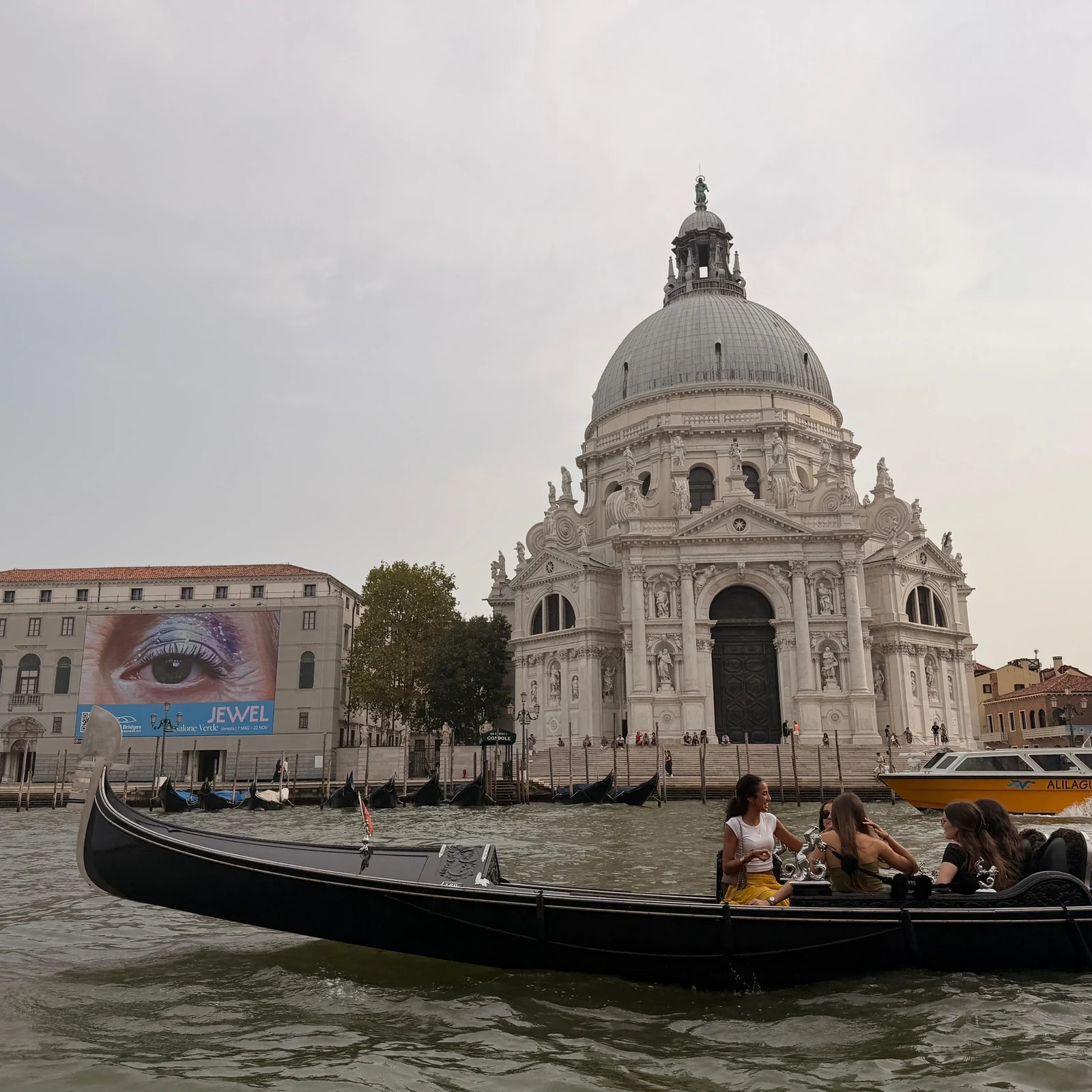 Venedig von einer Gondel auf dem Grand Canal aus erleben