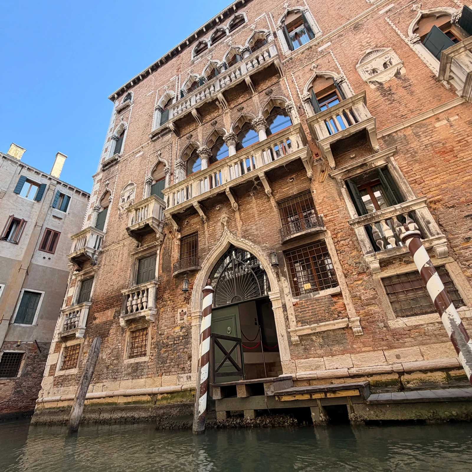Venedig von einer Gondel auf dem Grand Canal aus erleben