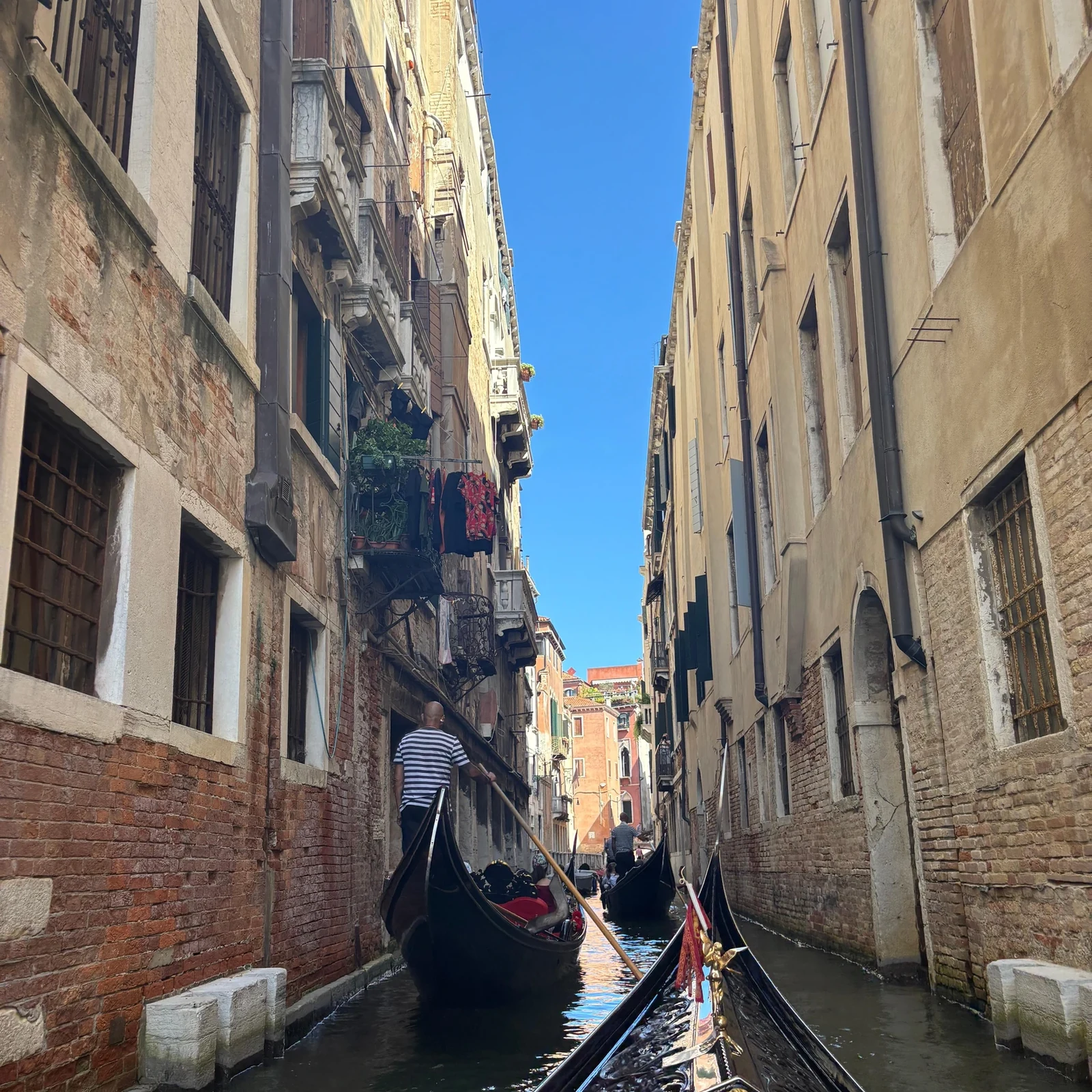 Venedig von einer Gondel auf dem Grand Canal aus erleben