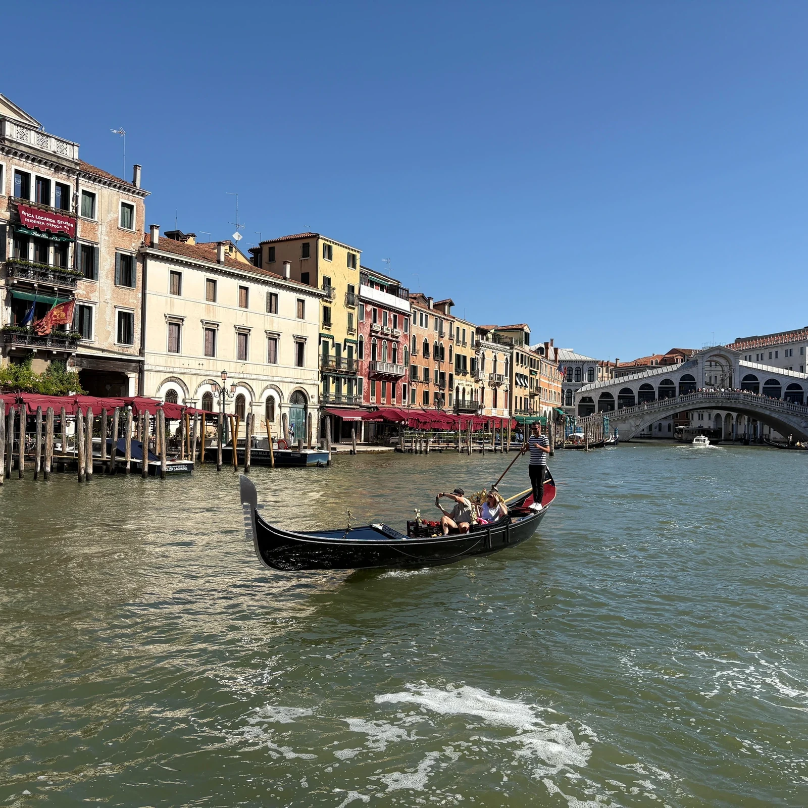 Venecia en vaporetto, con autobuses en tierra firme