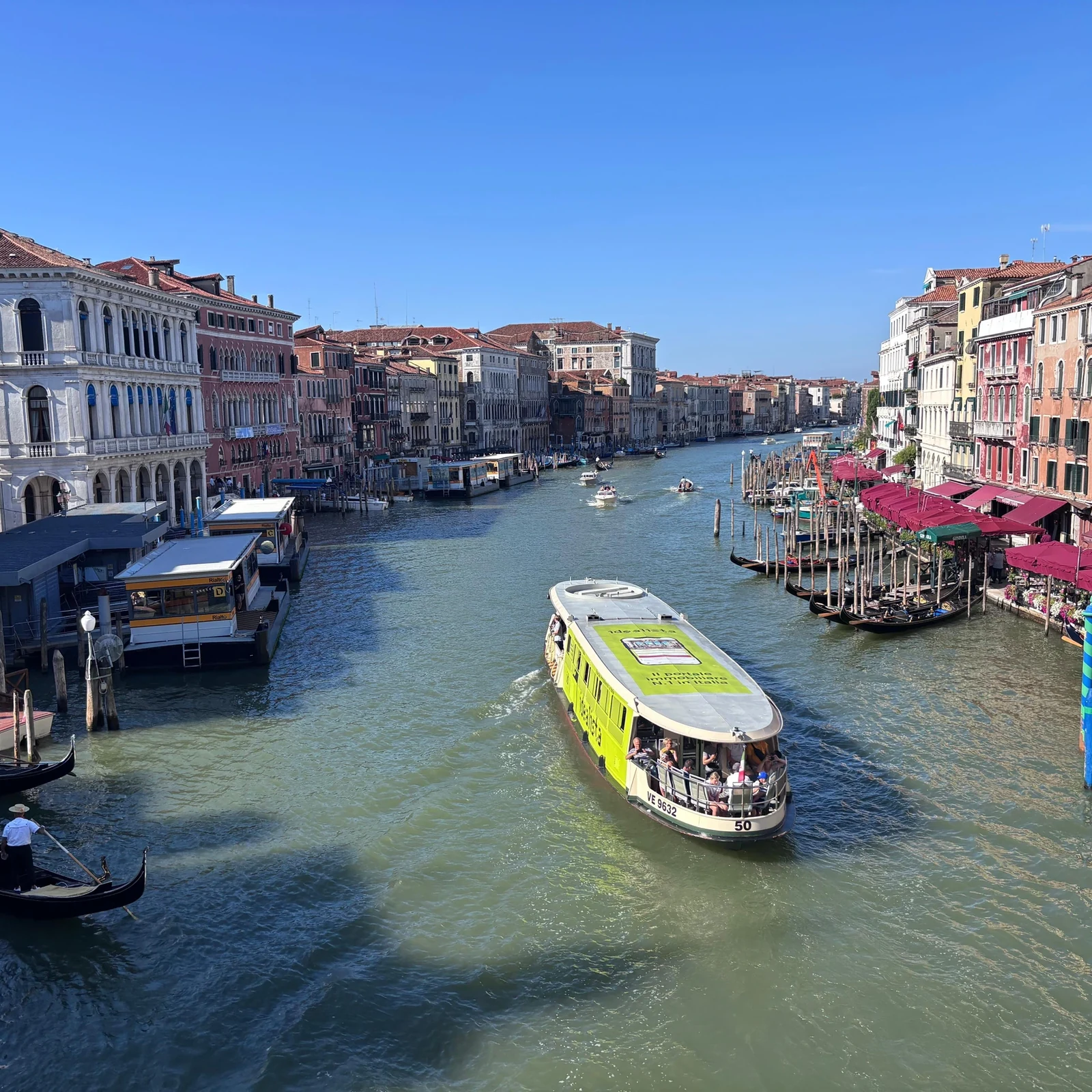 Venise en vaporetto, avec les bus sur la terre ferme