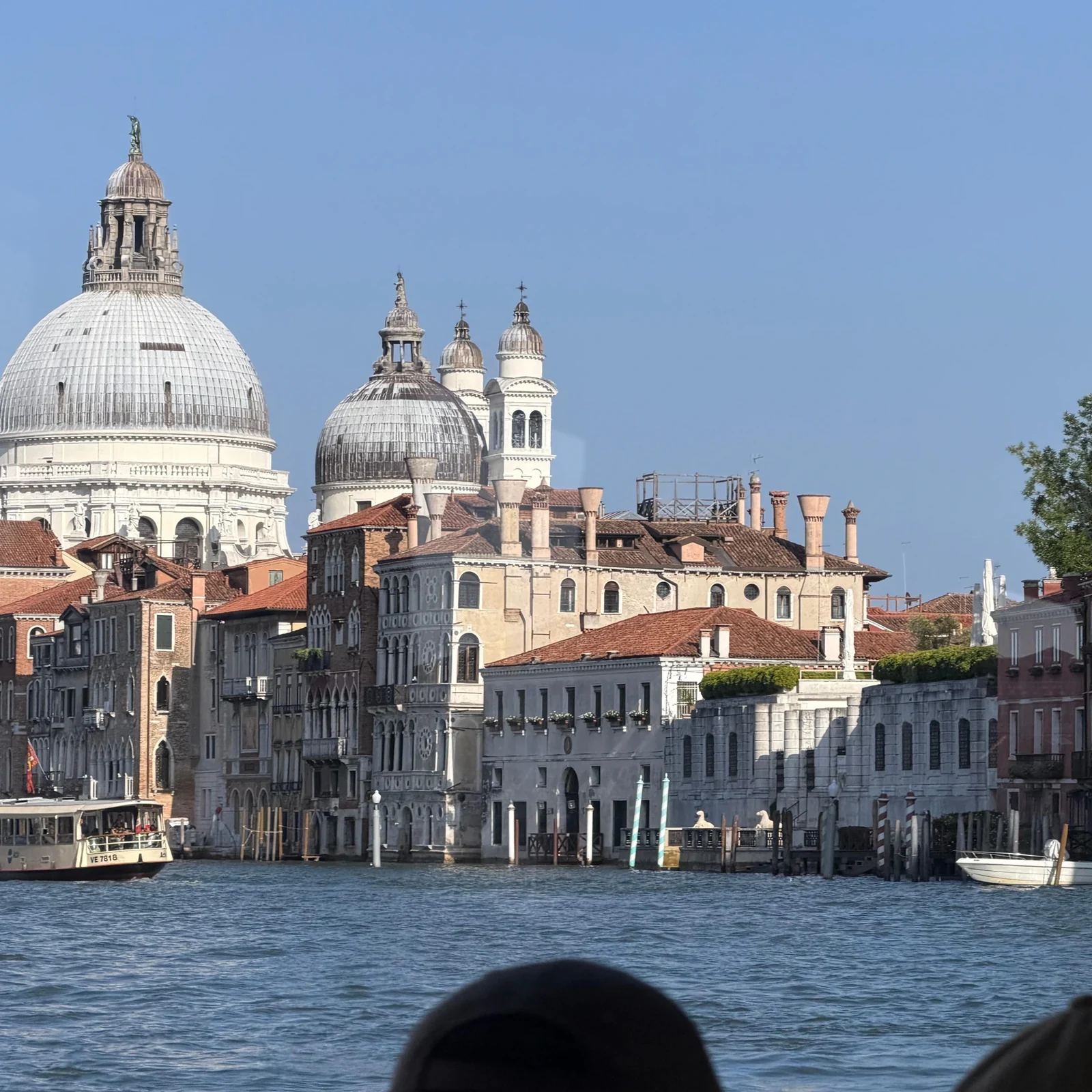 Venise en vaporetto, avec les bus sur la terre ferme