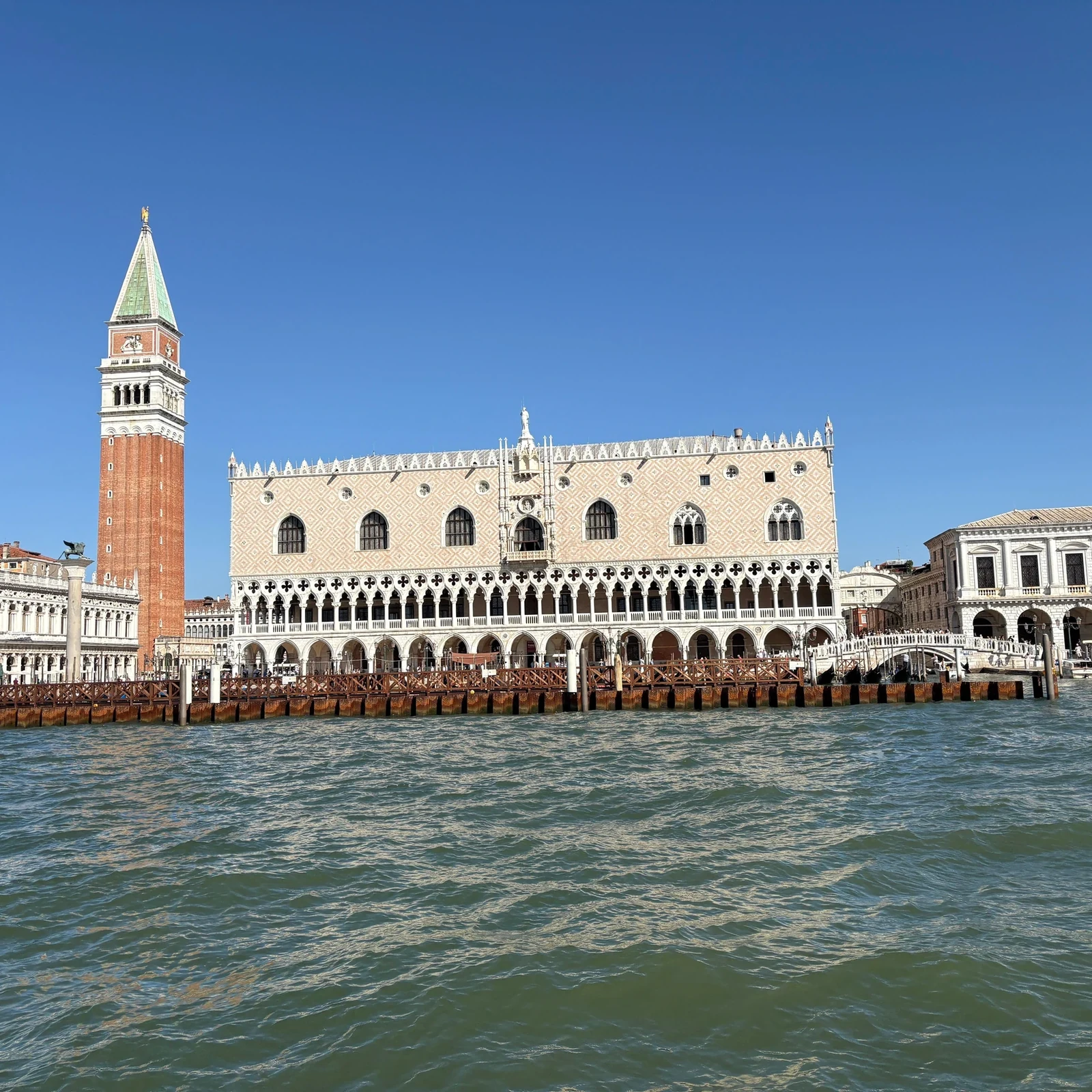 Venise en vaporetto, avec les bus sur la terre ferme