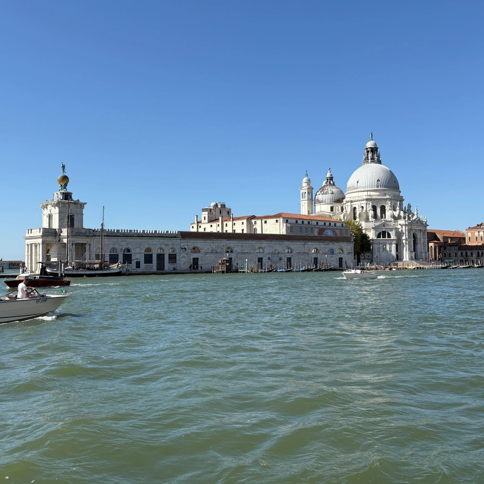 Venise en vaporetto, avec les bus sur la terre ferme