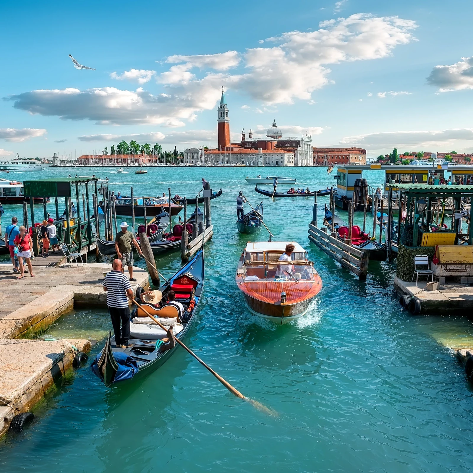Venise en vaporetto, avec les bus sur la terre ferme