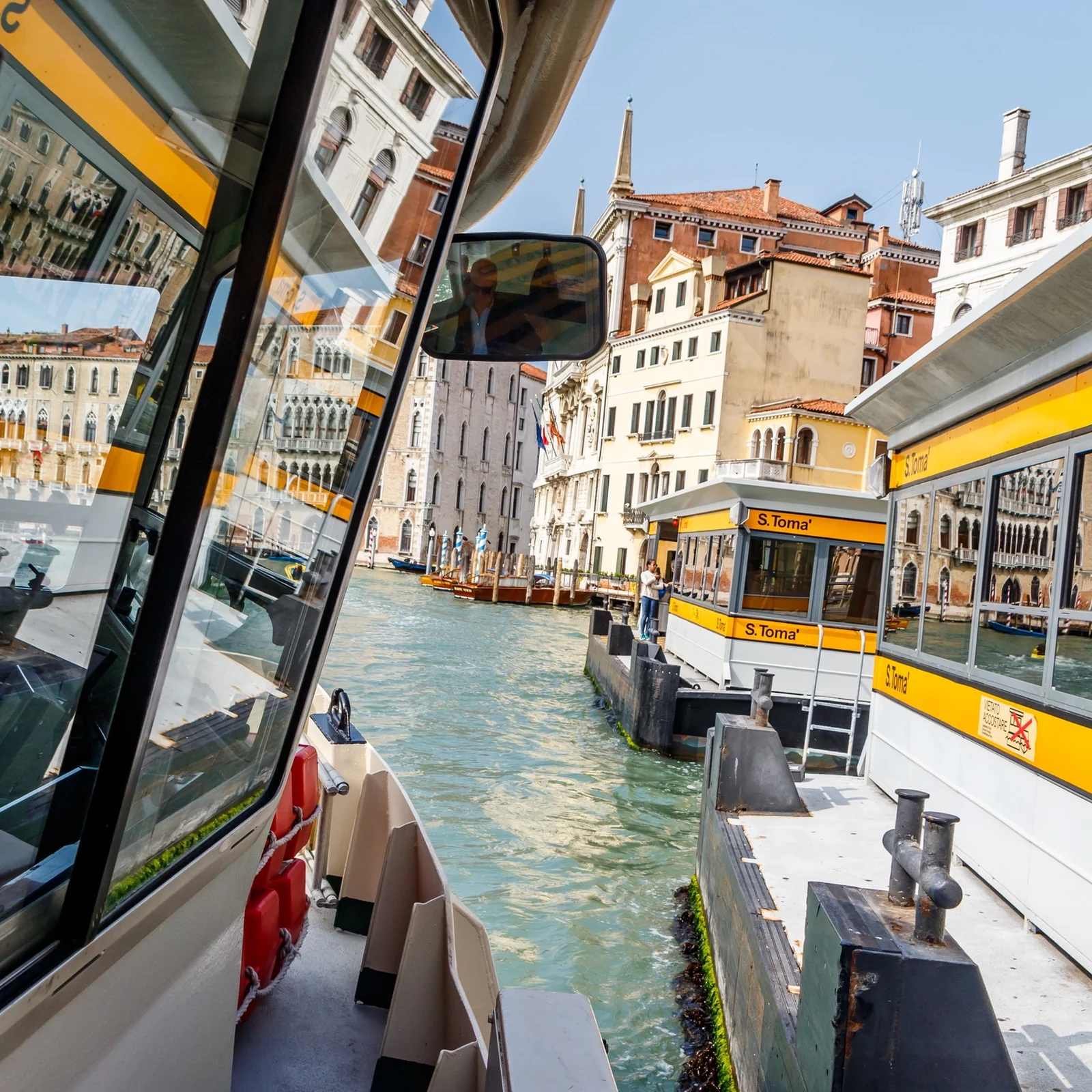 Venise en vaporetto, avec les bus sur la terre ferme