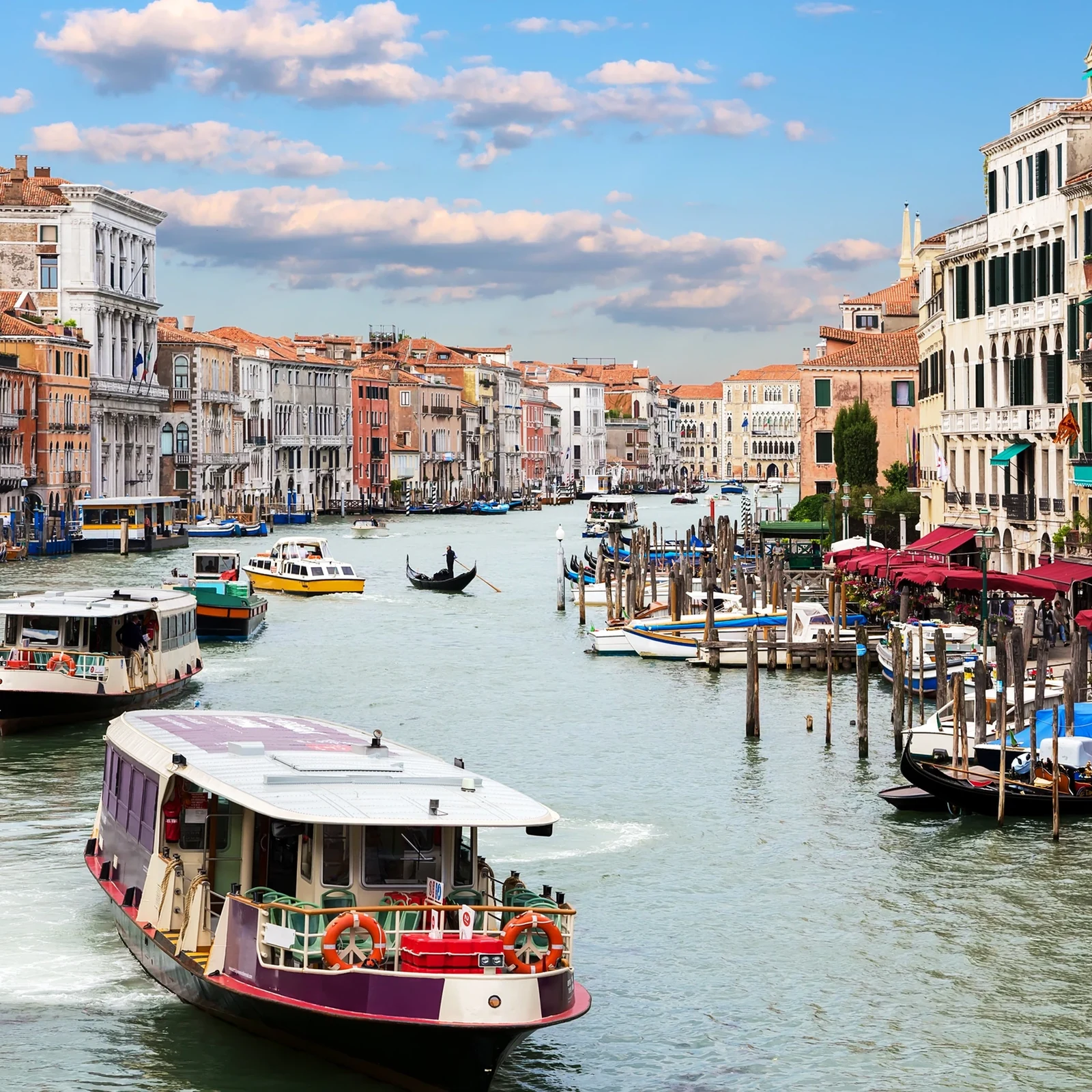 Venise en vaporetto, avec les bus sur la terre ferme