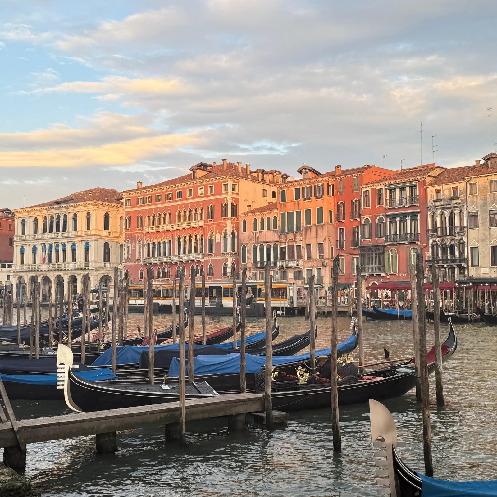 Les histoires sombres de Venise, à pied au coucher du soleil
