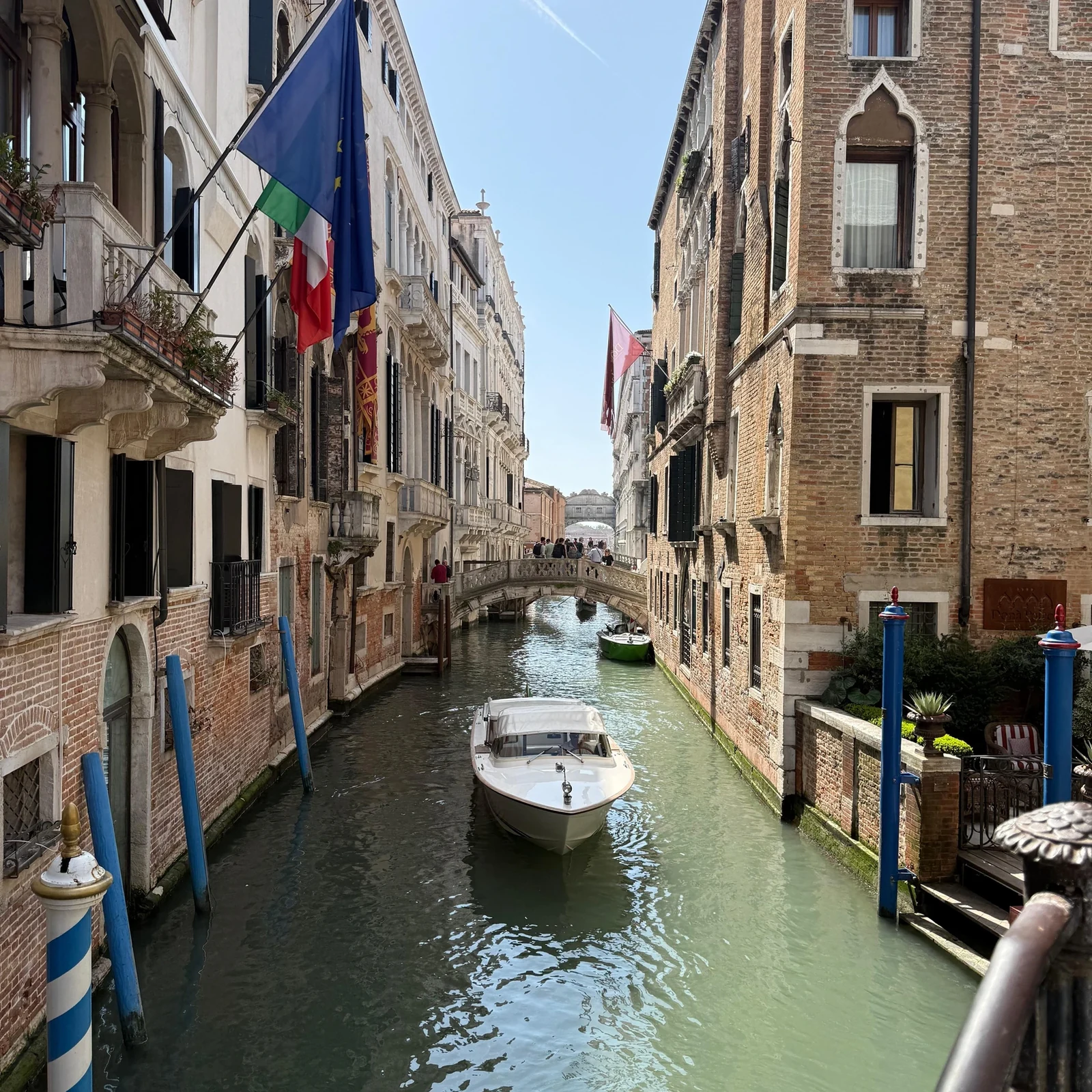 Venedig zu Fuß entdecken und auf Wunsch Gondel fahren