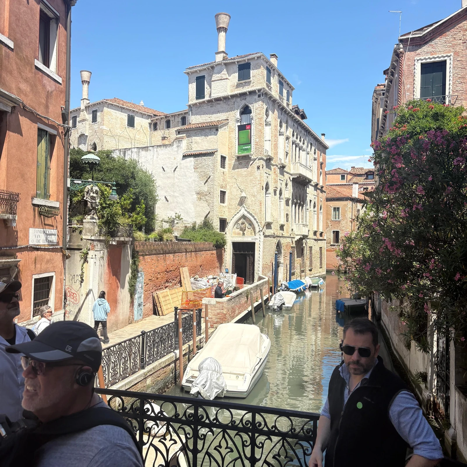 Venedig zu Fuß entdecken und auf Wunsch Gondel fahren