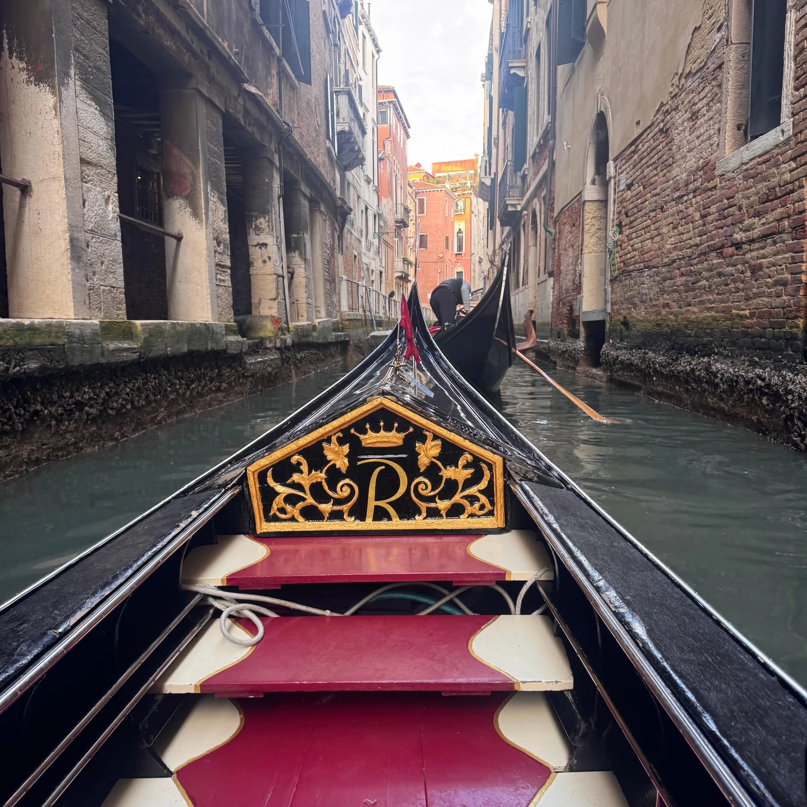 Venedig zu Fuß entdecken und auf Wunsch Gondel fahren