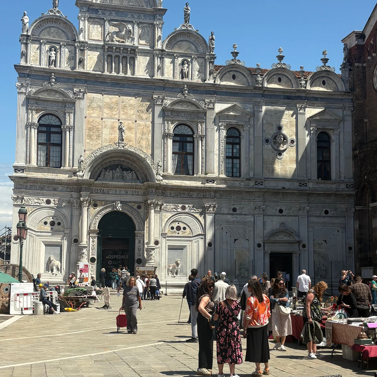 Venedig zu Fuß entdecken und auf Wunsch Gondel fahren