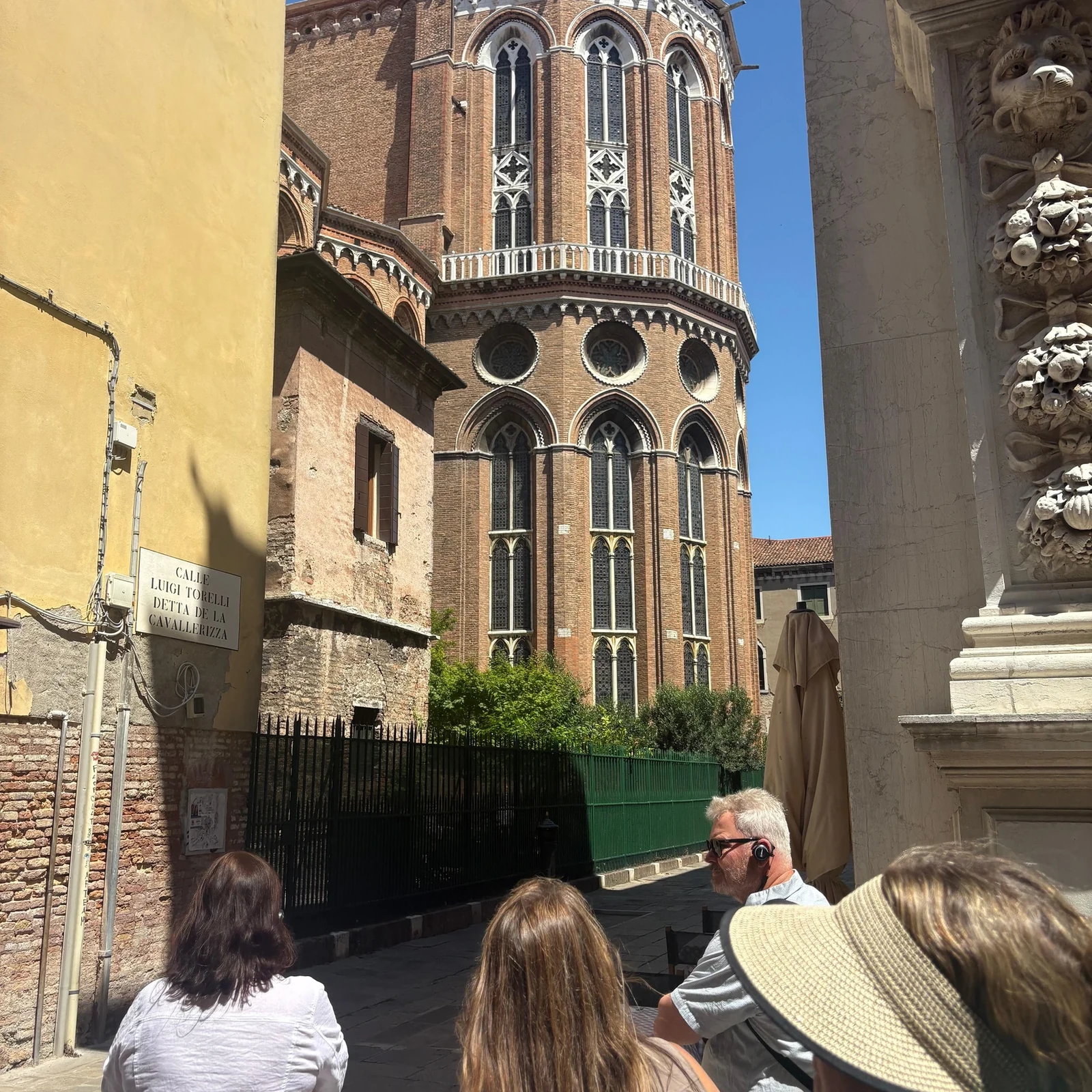Venedig zu Fuß entdecken und auf Wunsch Gondel fahren