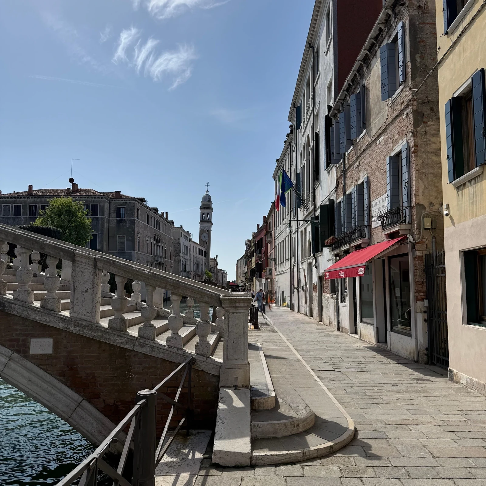 Venedig zu Fuß entdecken und auf Wunsch Gondel fahren