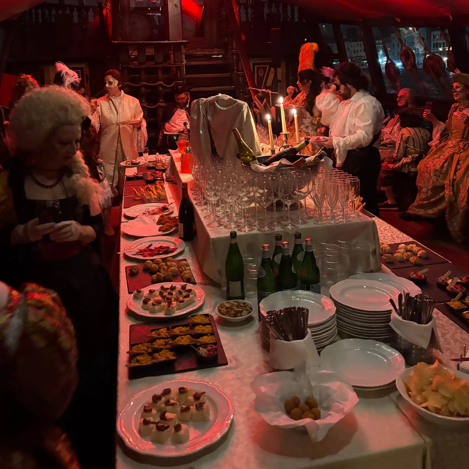 Ein Karnevalsabend auf der Lagune von Venedig