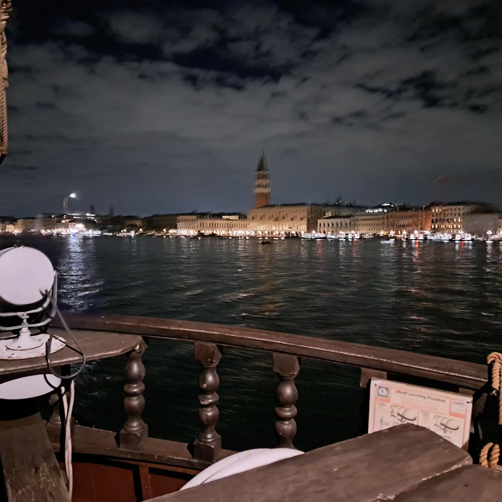 Ein Karnevalsabend auf der Lagune von Venedig