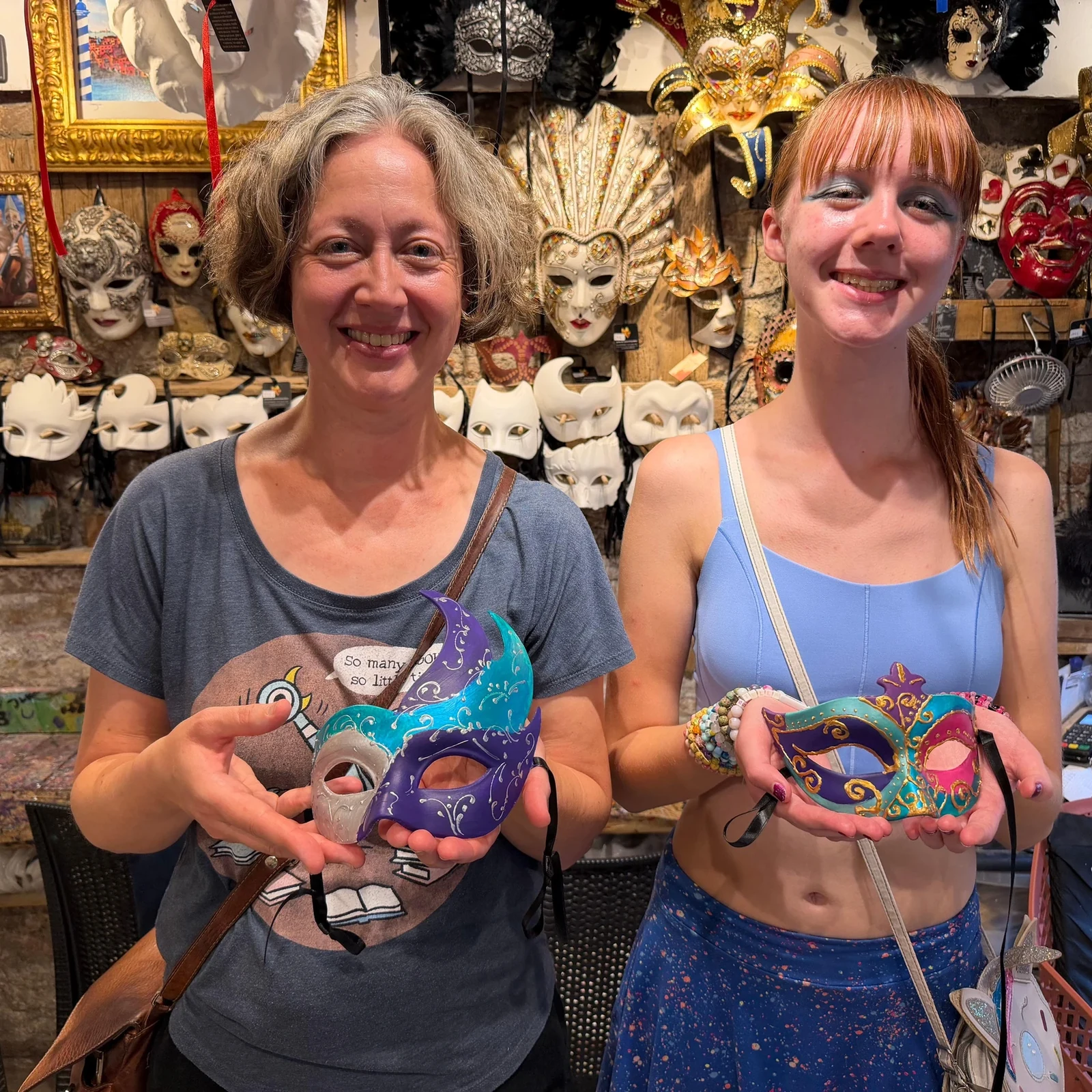 Verziere eine Karnevalsmaske in Venedig