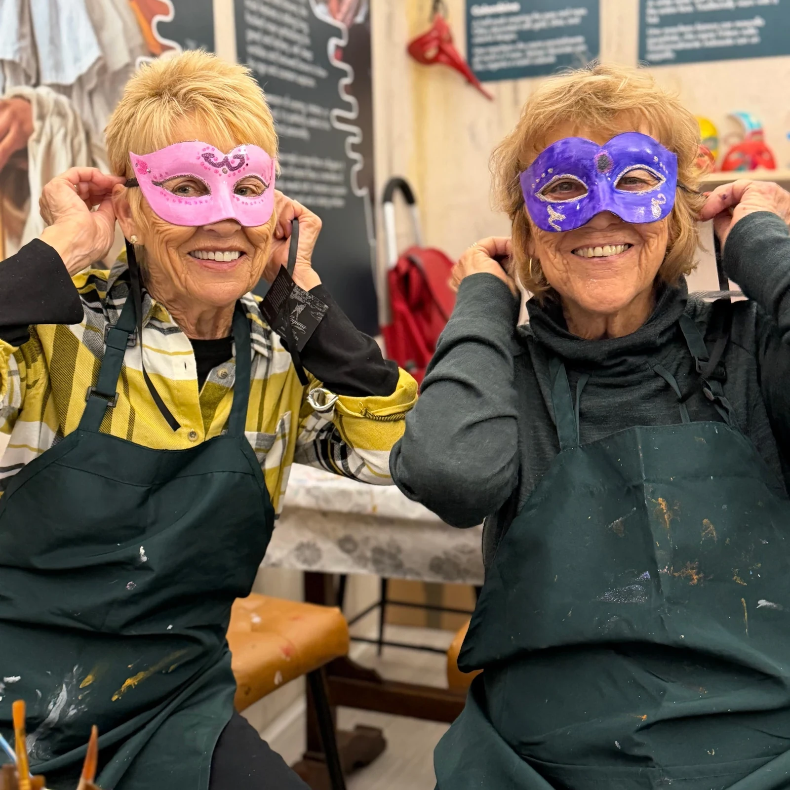 Verziere eine Karnevalsmaske in Venedig