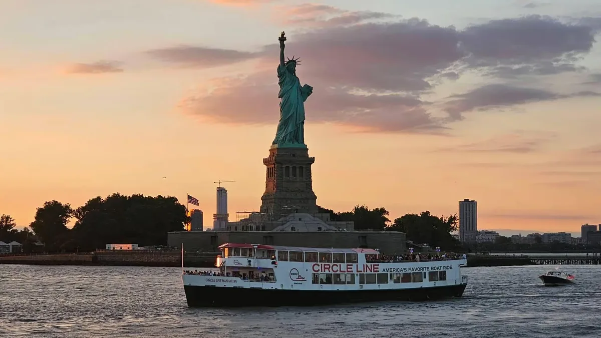 Paseo en barco al atardecer a la Estatua de la Libertad