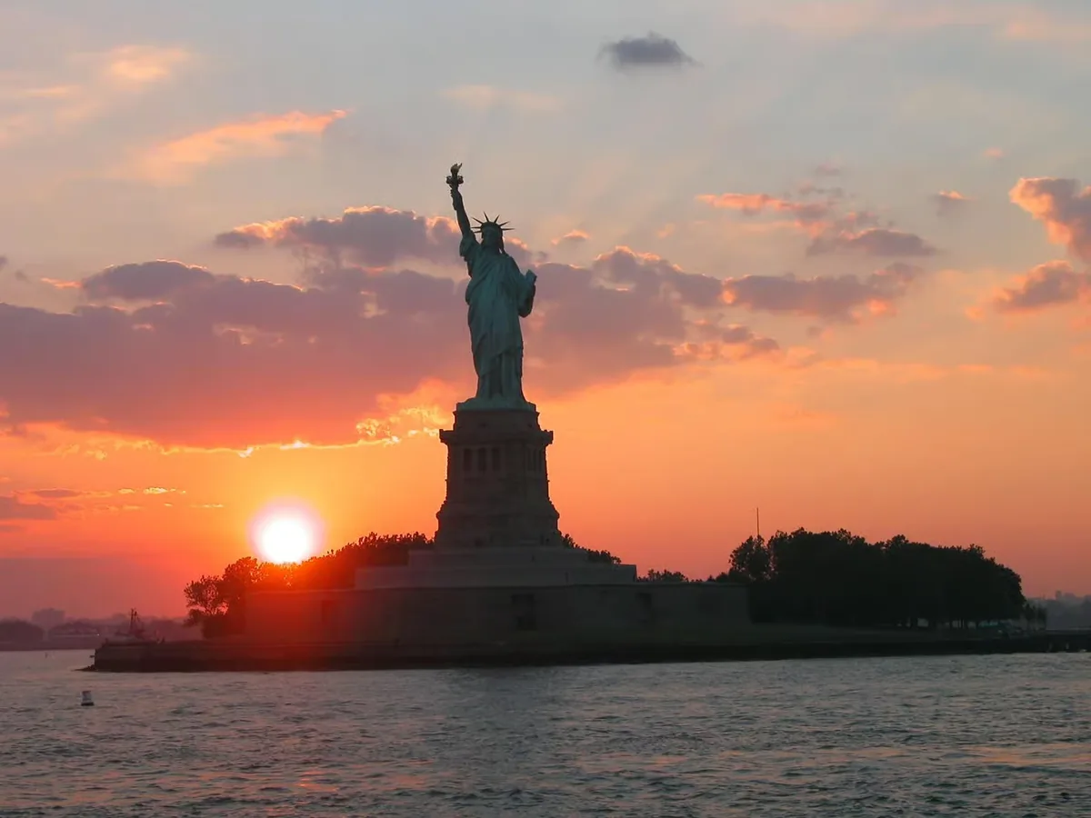 Paseo en barco al atardecer a la Estatua de la Libertad