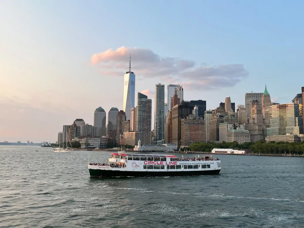Paseo en barco al atardecer a la Estatua de la Libertad