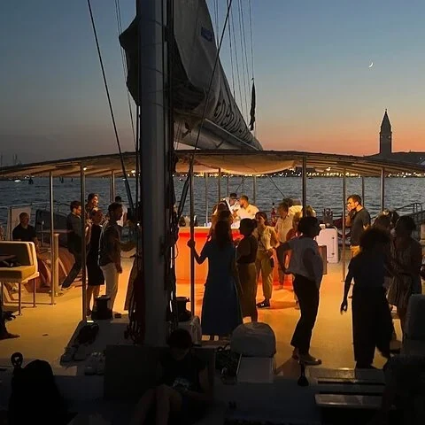 Die Lagune von Venedig zu Beginn des Abends vom Katamaran aus sehen