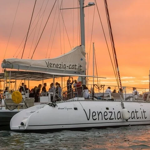 Die Lagune von Venedig zu Beginn des Abends vom Katamaran aus sehen