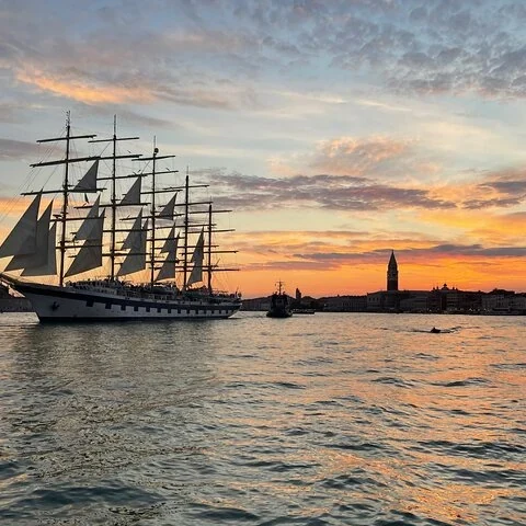 Die Lagune von Venedig zu Beginn des Abends vom Katamaran aus sehen