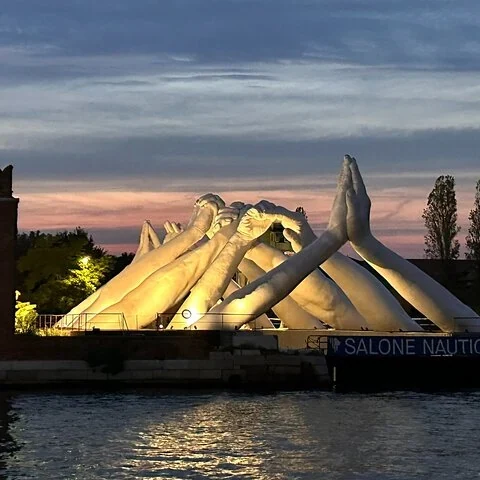 Die Lagune von Venedig zu Beginn des Abends vom Katamaran aus sehen