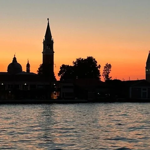 Die Lagune von Venedig zu Beginn des Abends vom Katamaran aus sehen