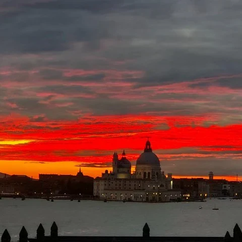 Die Lagune von Venedig zu Beginn des Abends vom Katamaran aus sehen