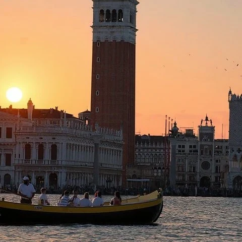 Venedig im Bragozzo bei Sonnenuntergang