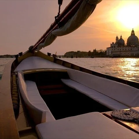 Venedig im Bragozzo bei Sonnenuntergang