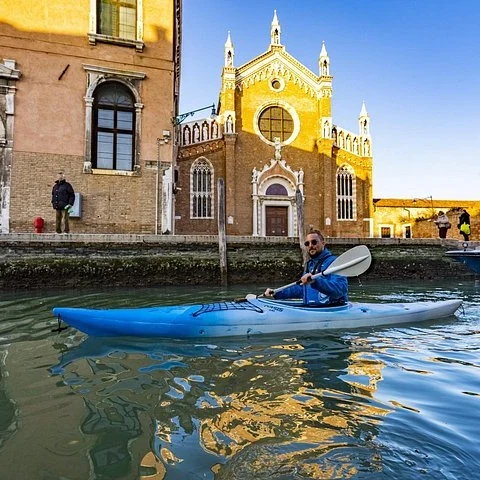 Venedig vom Kajak aus erleben: Paddeln und Kultur