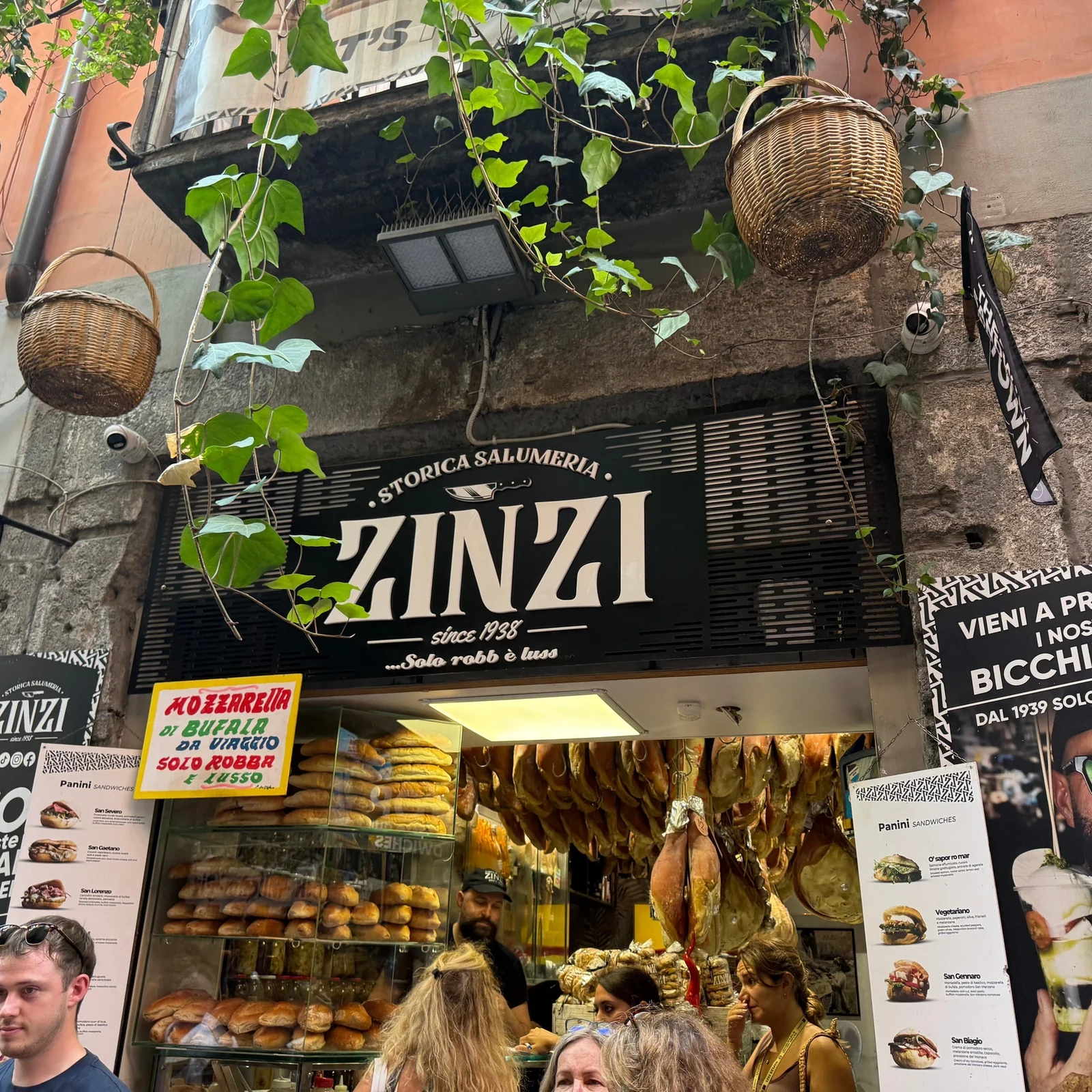 Goûtez Naples en découvrant son histoire à pied