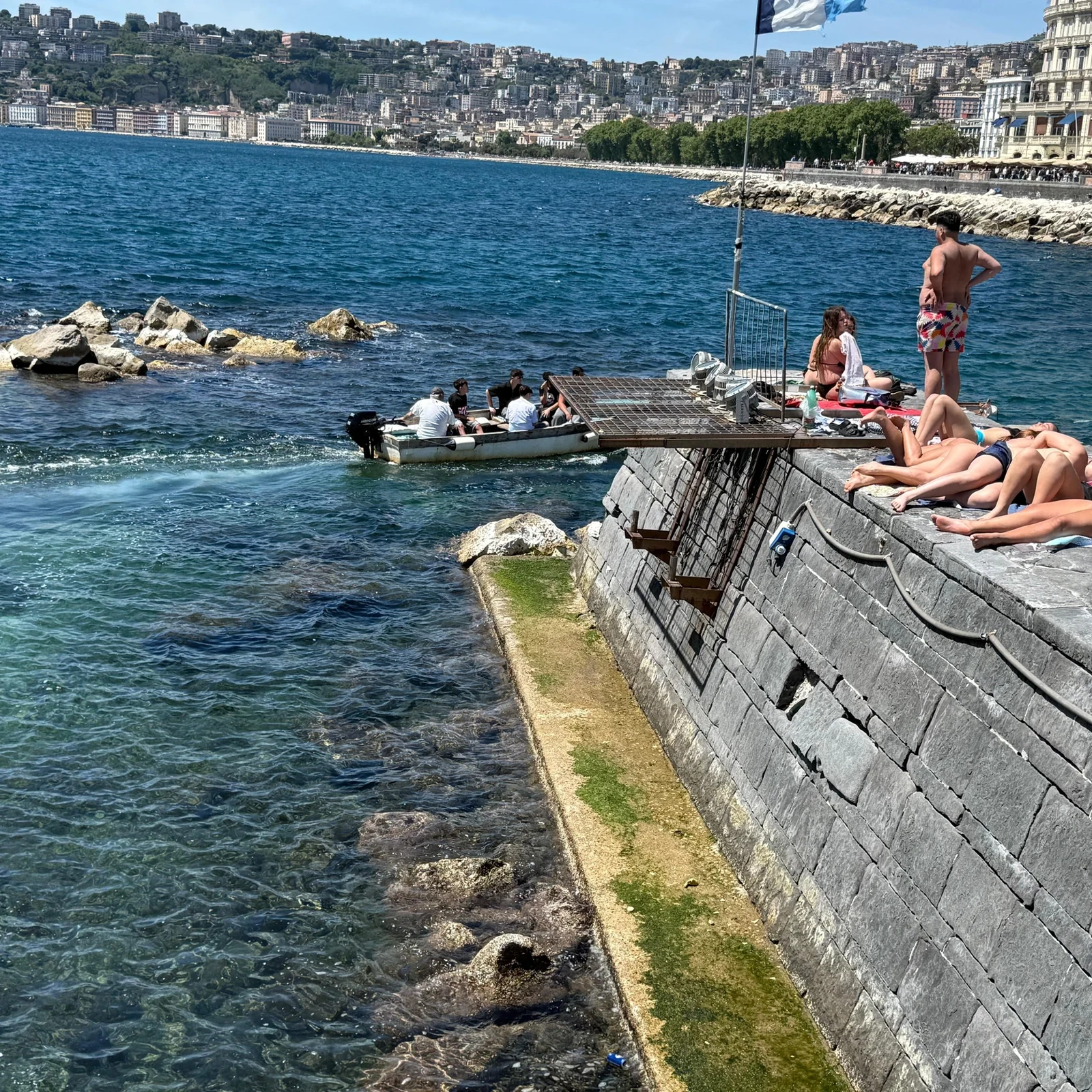Vom Königspalast Neapel zum Spaziergang am Meer
