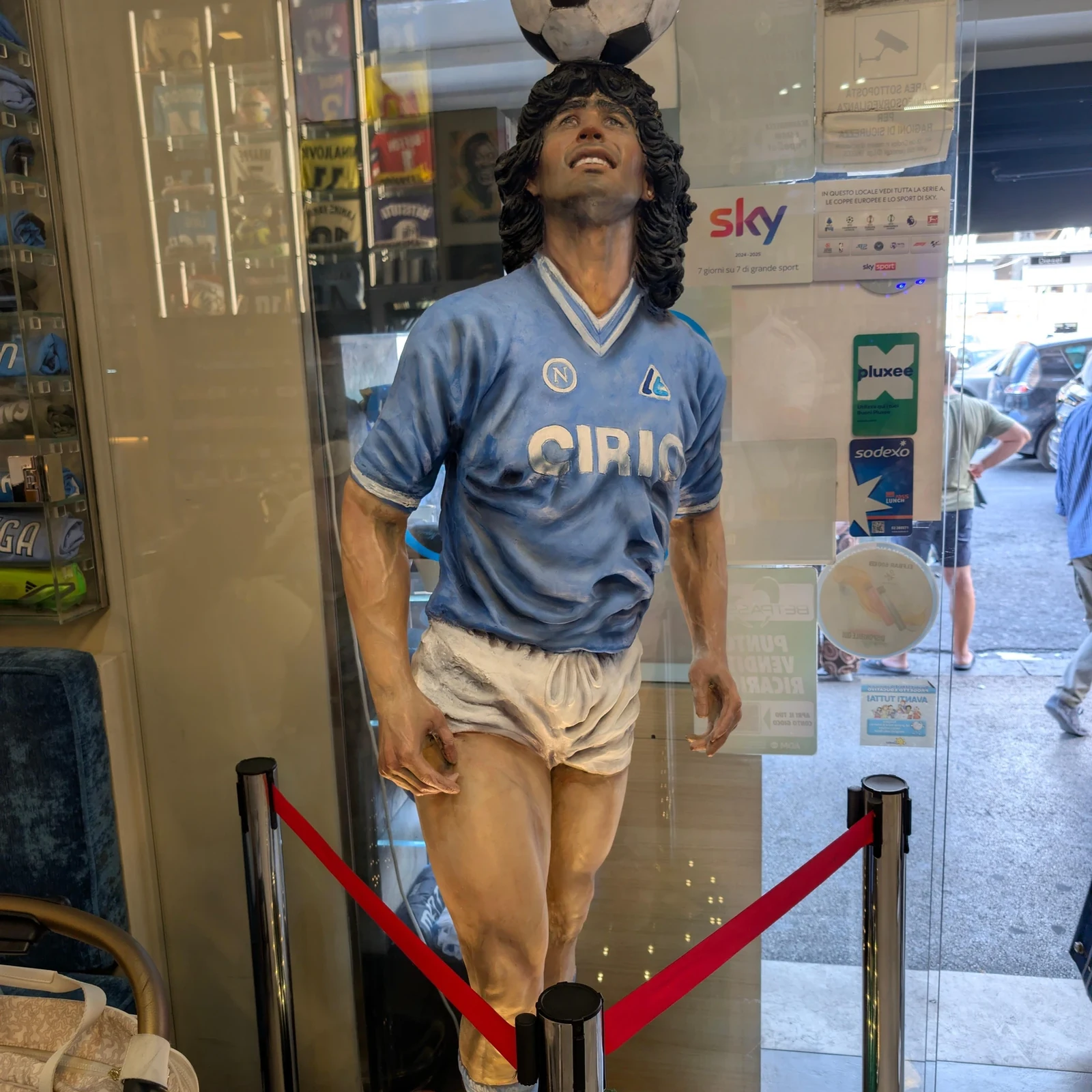 Descubre el vínculo entre Maradona y Nápoles desde el exterior del estadio